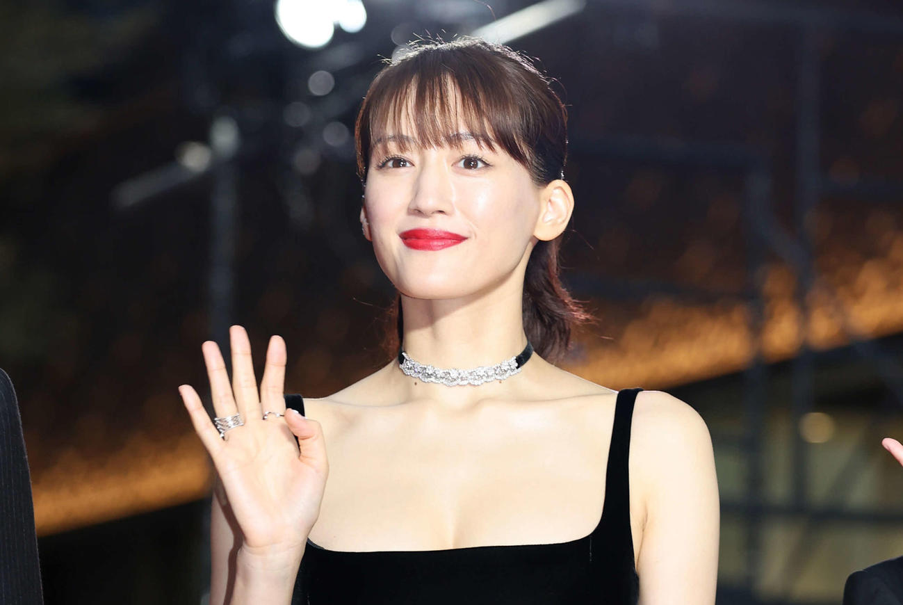 東京国際映画祭のレッドカーペットに臨む綾瀬はるか（撮影・鈴木正人）