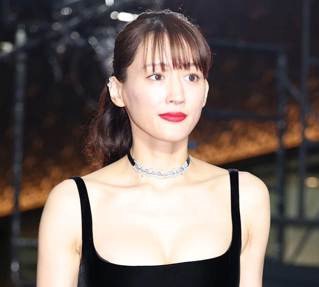 東京国際映画祭のレッドカーペットに臨む綾瀬はるか（撮影・鈴木正人）