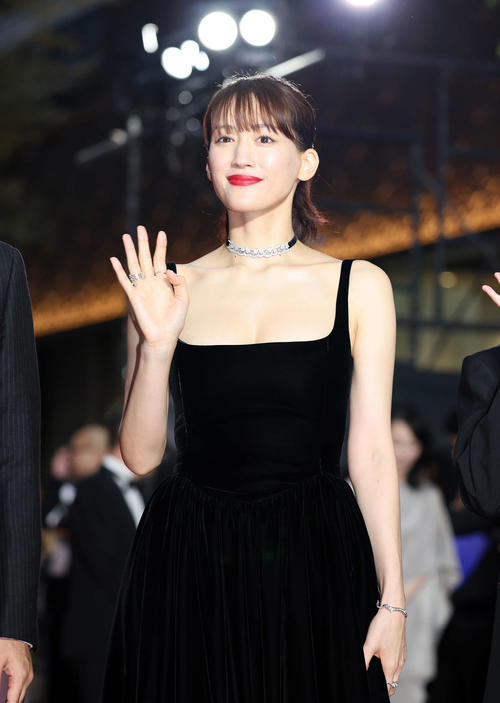 綾瀬はるか、豊満な胸の谷間あらわ黒ドレス姿　女優デビュー23年で東京国際映画祭初登場