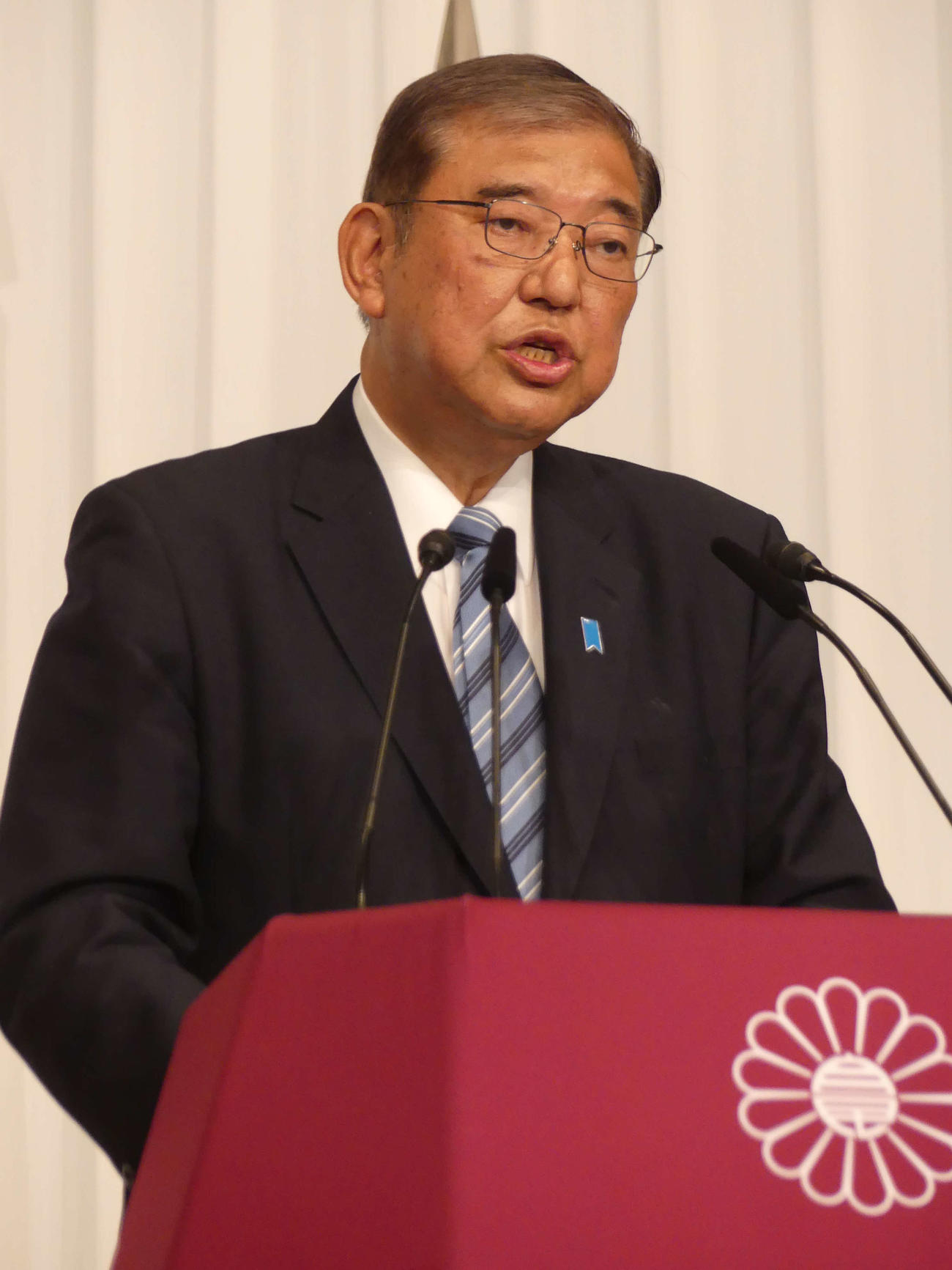大敗した衆院選から一夜明け、自民党総裁として会見する石破茂首相（撮影・中山知子）