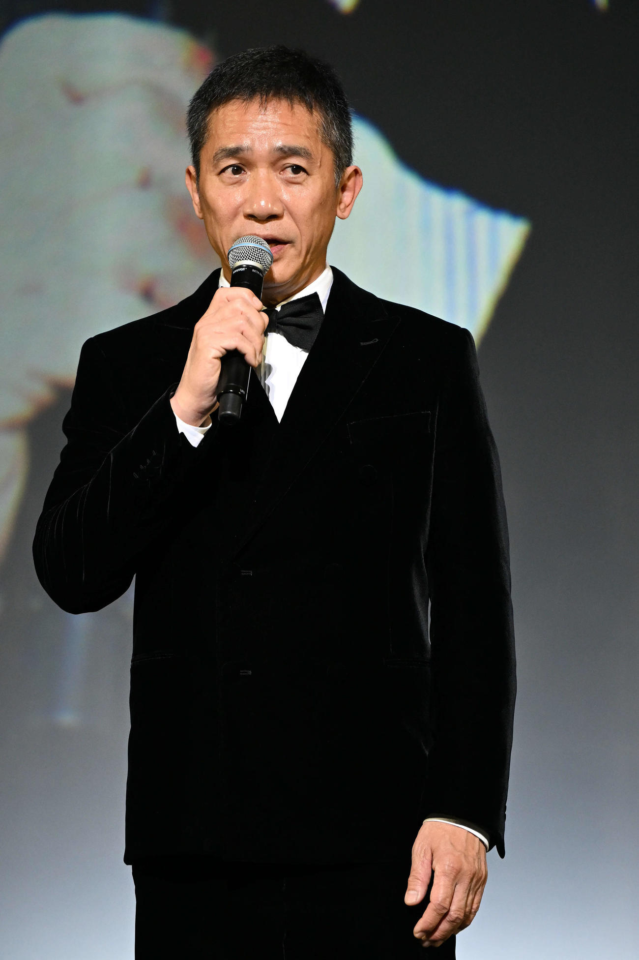 あいさつするトニー・レオン審査委員長（撮影・滝沢徹郎）