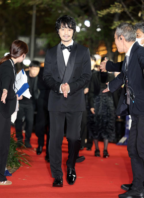東京国際映画祭のレッドカーペットに臨む斎藤工（撮影・鈴木正人）