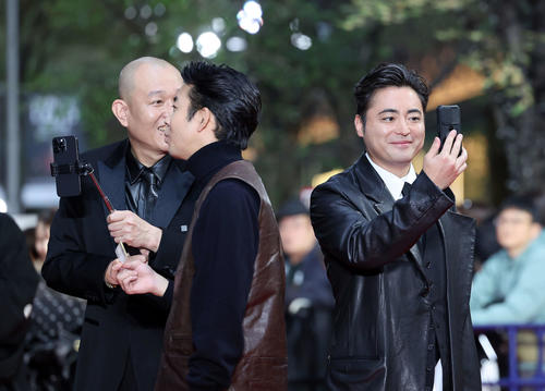 東京国際映画祭のレッドカーペットに臨む山田孝之（右）（撮影・鈴木正人）