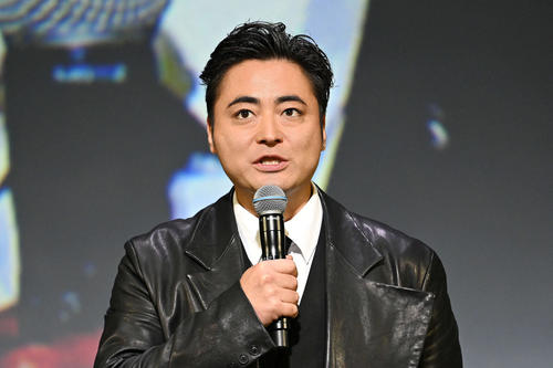 オープニング作品「十一人の賊軍」の紹介であいさつする山田孝之（撮影・滝沢徹郎）