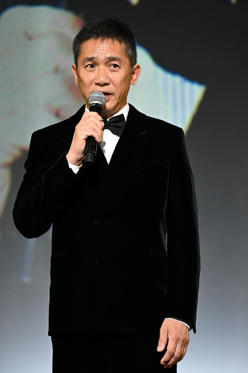 あいさつするトニー・レオン審査委員長（撮影・滝沢徹郎）