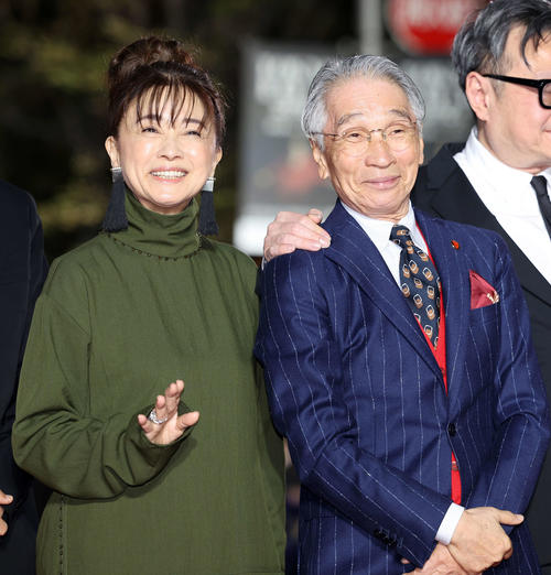 東京国際映画祭のレッドカーペットに臨む風吹ジュン（左）と堺正章（撮影・鈴木正人）