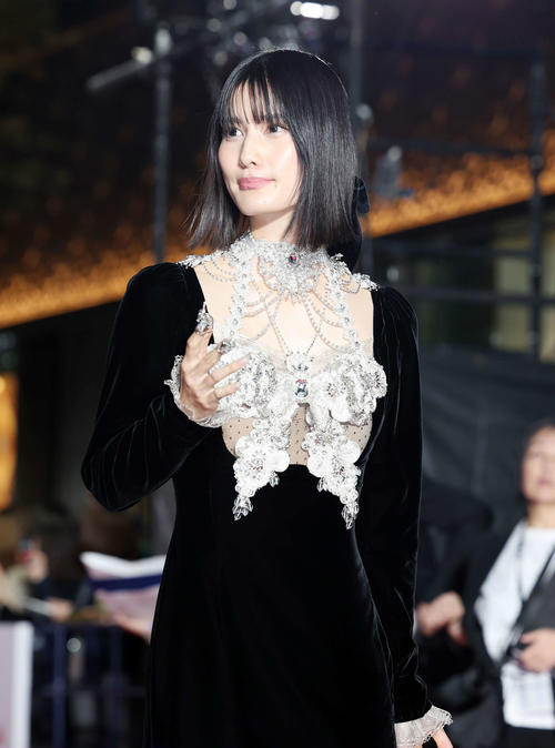 東京国際映画祭のレッドカーペットに臨む橋本愛（撮影・鈴木正人）