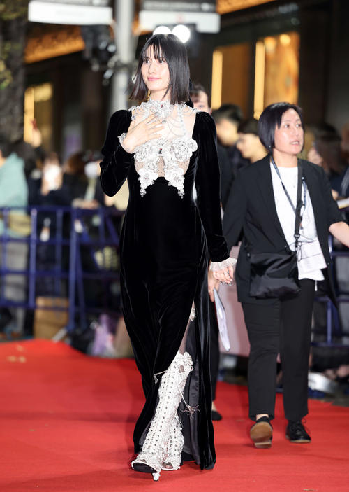 東京国際映画祭のレッドカーペットに臨む橋本愛（撮影・鈴木正人）