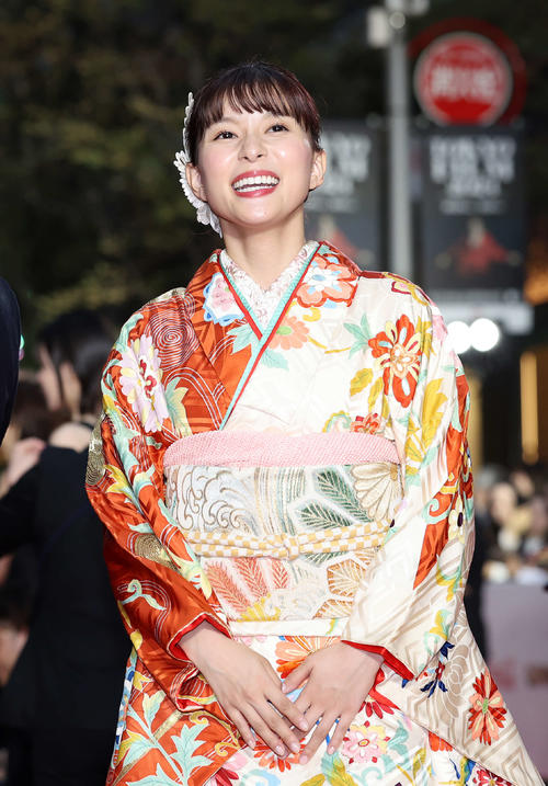 東京国際映画祭のレッドカーペットに臨む芳根京子（撮影・鈴木正人）