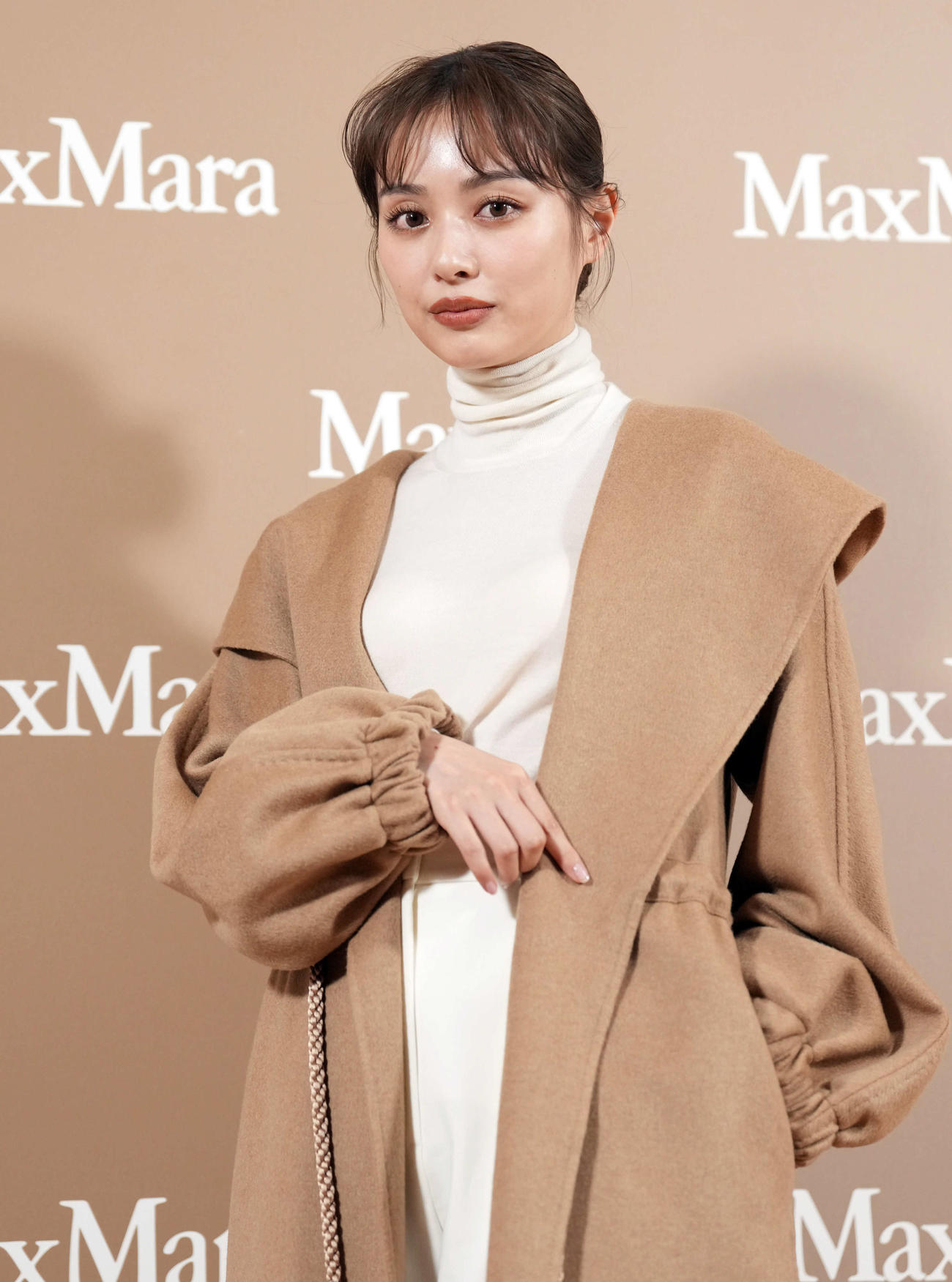 「マックスマーラジャケットサークル」のオープニングイベントに出席しポーズを決める内田理央（撮影・たえ見朱実）