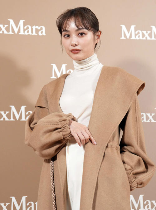 内田理央、100万円コート羽織り登場「フード大きめでかわいい」ショー