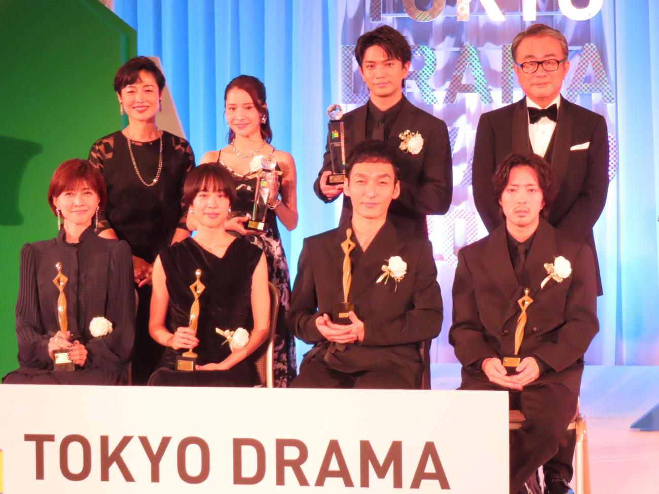 「東京ドラマアウォード2024」授賞式に出席した、前列左から内田有紀、石橋静河、草なぎ剛、若葉竜也。後列左から有働由美子、比嘉梨乃、正門良規、三谷幸喜