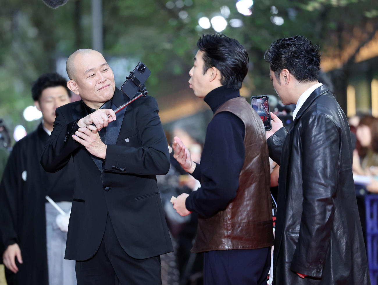 東京国際映画祭のレッドカーペットに臨む千原せいじ（左）（撮影・鈴木正人）
