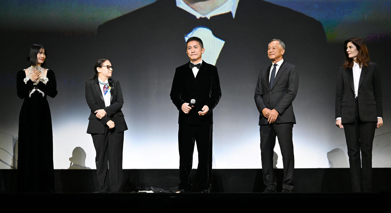 コンペティション部門の審査委員を務める、左から橋本愛、エニェディ・イルディコー監督、トニー・レオン、ジョニー・トー氏、キアラ・マストロヤンニ（撮影・滝沢徹郎）