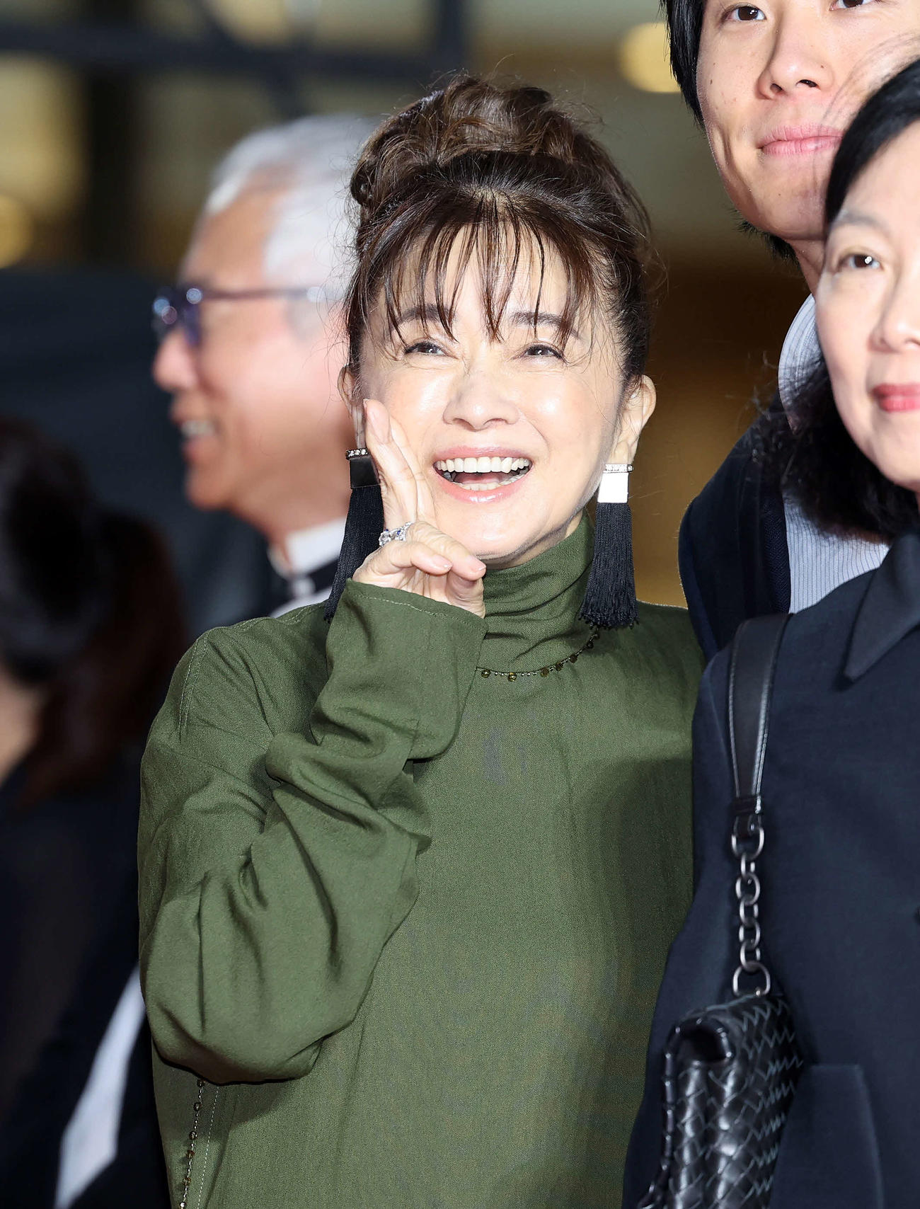 東京国際映画祭のレッドカーペットに臨む風吹ジュン（撮影・鈴木正人）