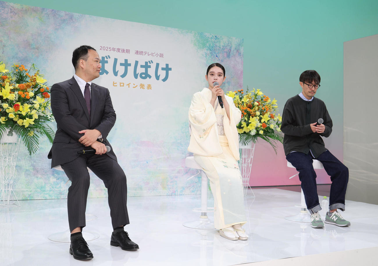 NHK連続テレビ小説「ばけばけ」のヒロイン役に選ばれ意気込みを語る高石あかり（中央）（撮影・白石智彦）