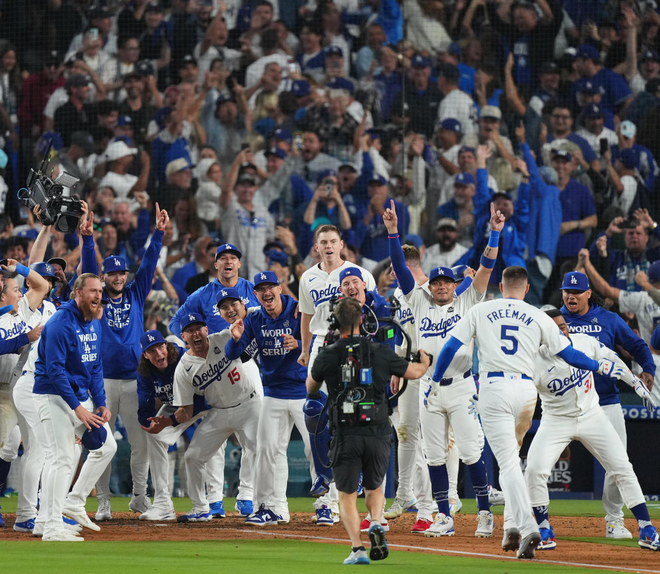 ワールドシリーズ第1戦　10回裏ドジャース2死満塁、サヨナラ満塁本塁打を放ったフリーマンを笑顔で迎えるドジャースナイン（2024年10月25日撮影・菅敏）