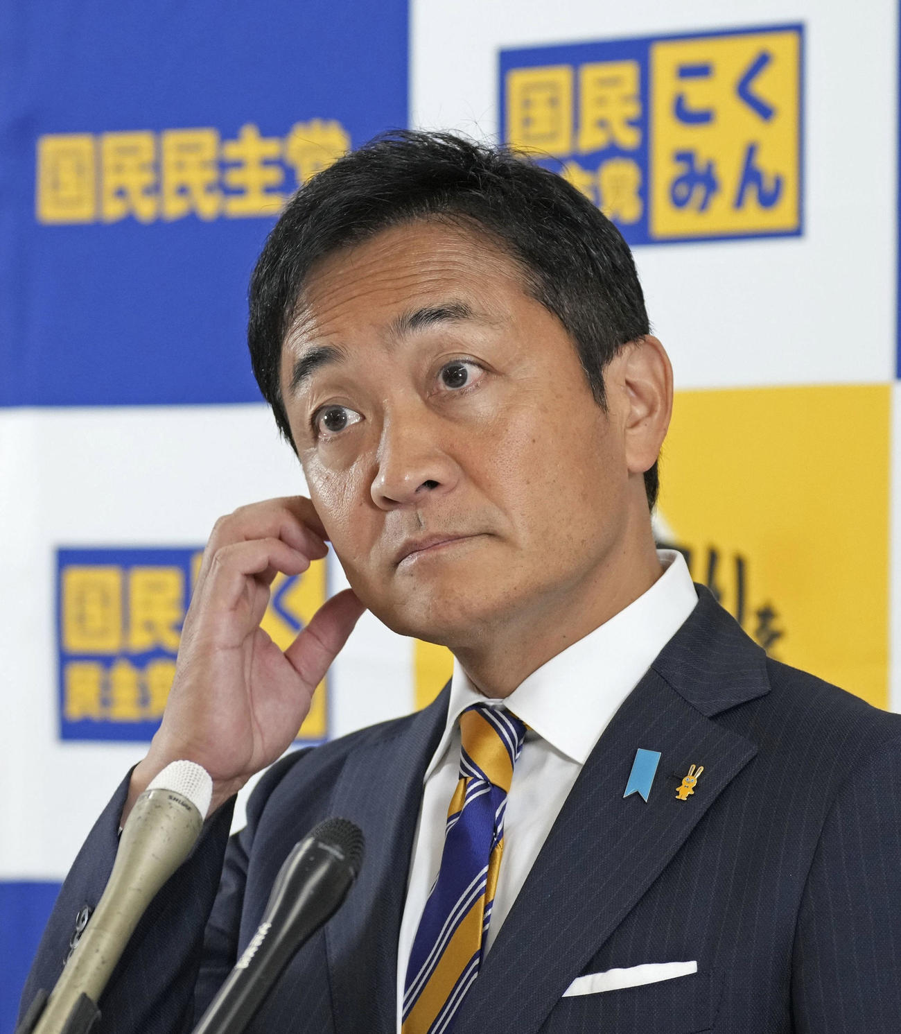 記者会見で質問を聞く国民民主党の玉木代表（共同）