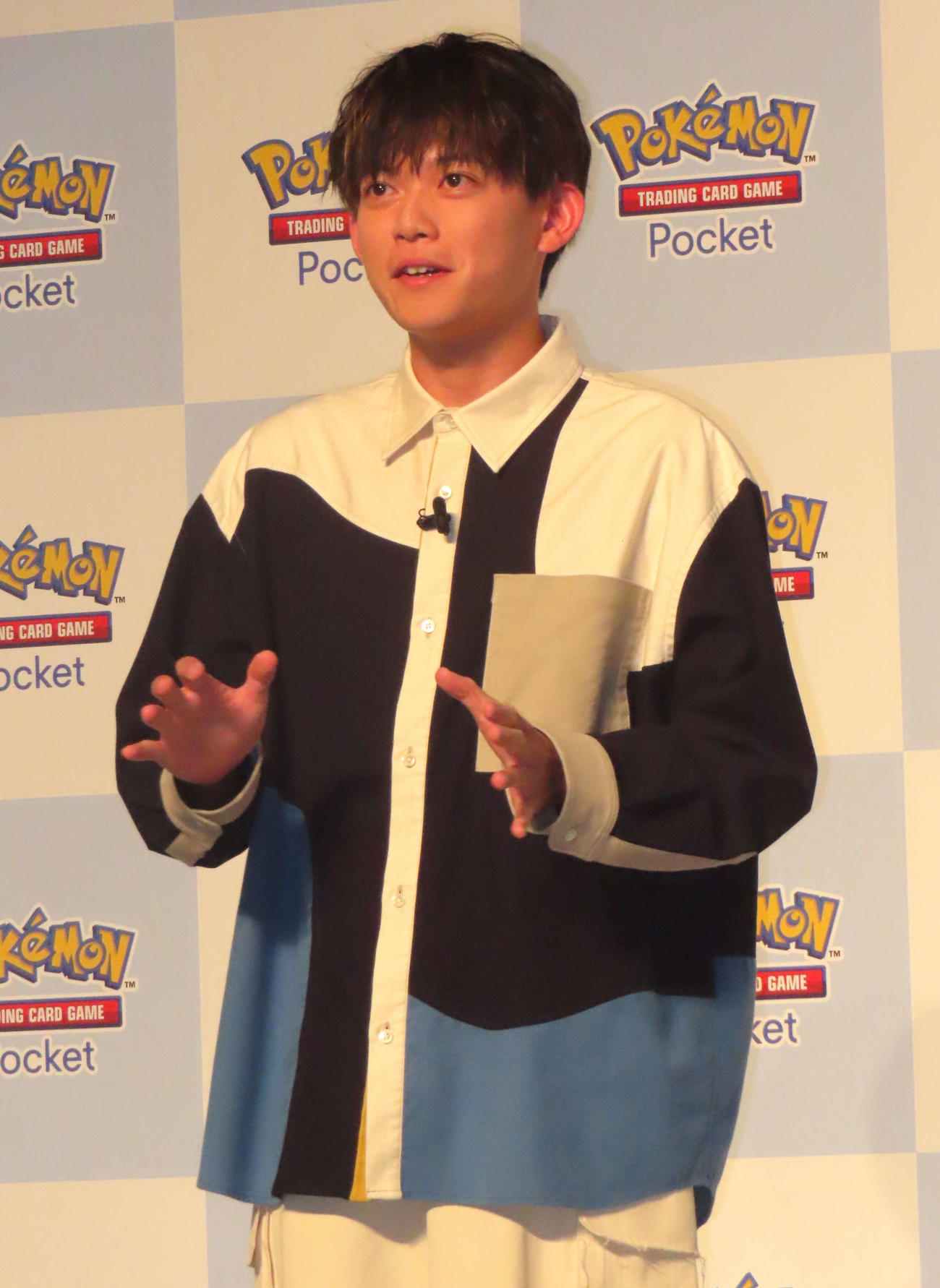 「ポケモントレーディングカードゲームポケット」配信記念イベントに登壇した松丸亮吾