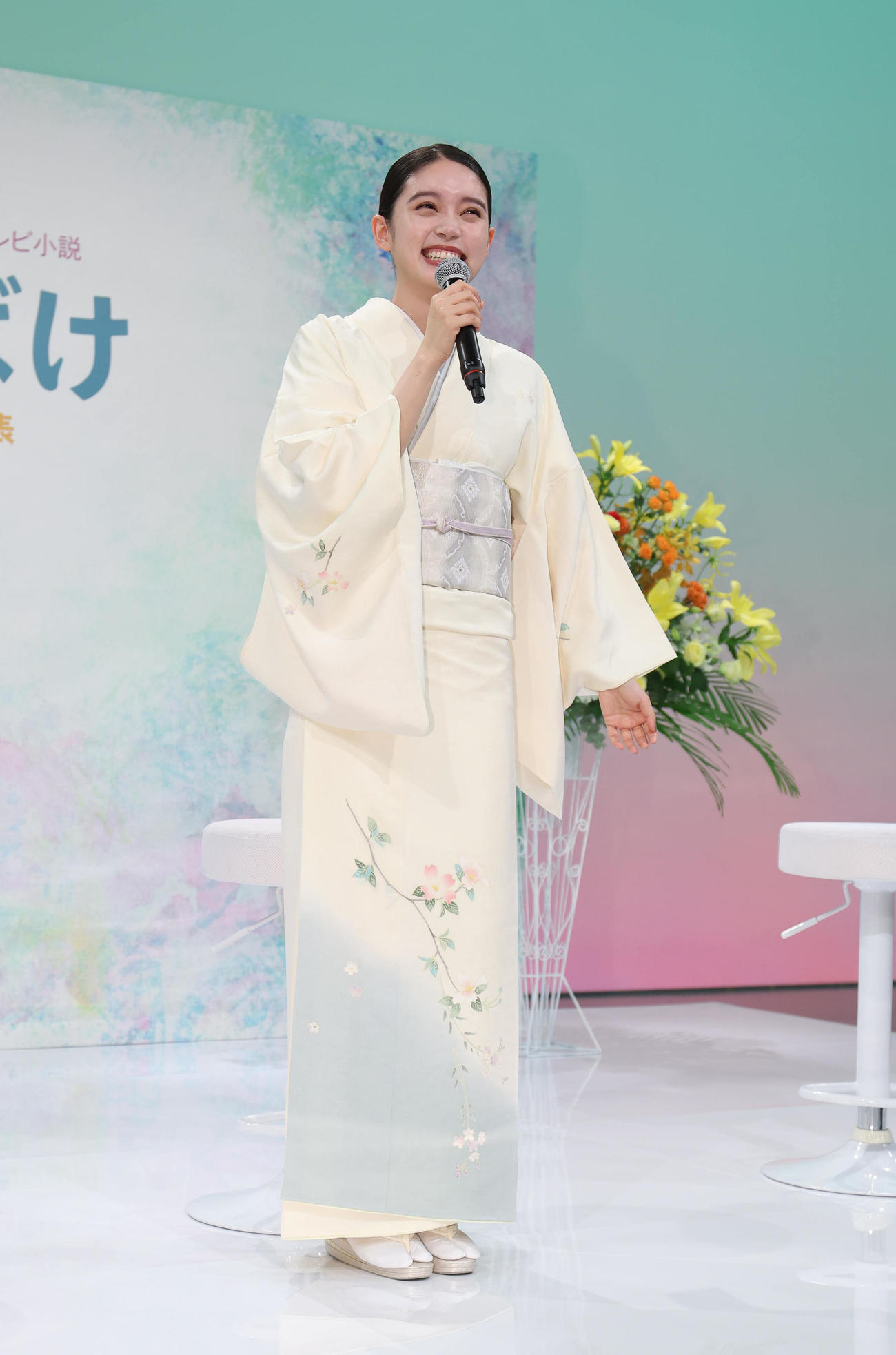 NHK連続テレビ小説「ばけばけ」のヒロイン役に選ばれ笑顔であいさつする高石あかり（撮影・白石智彦）
