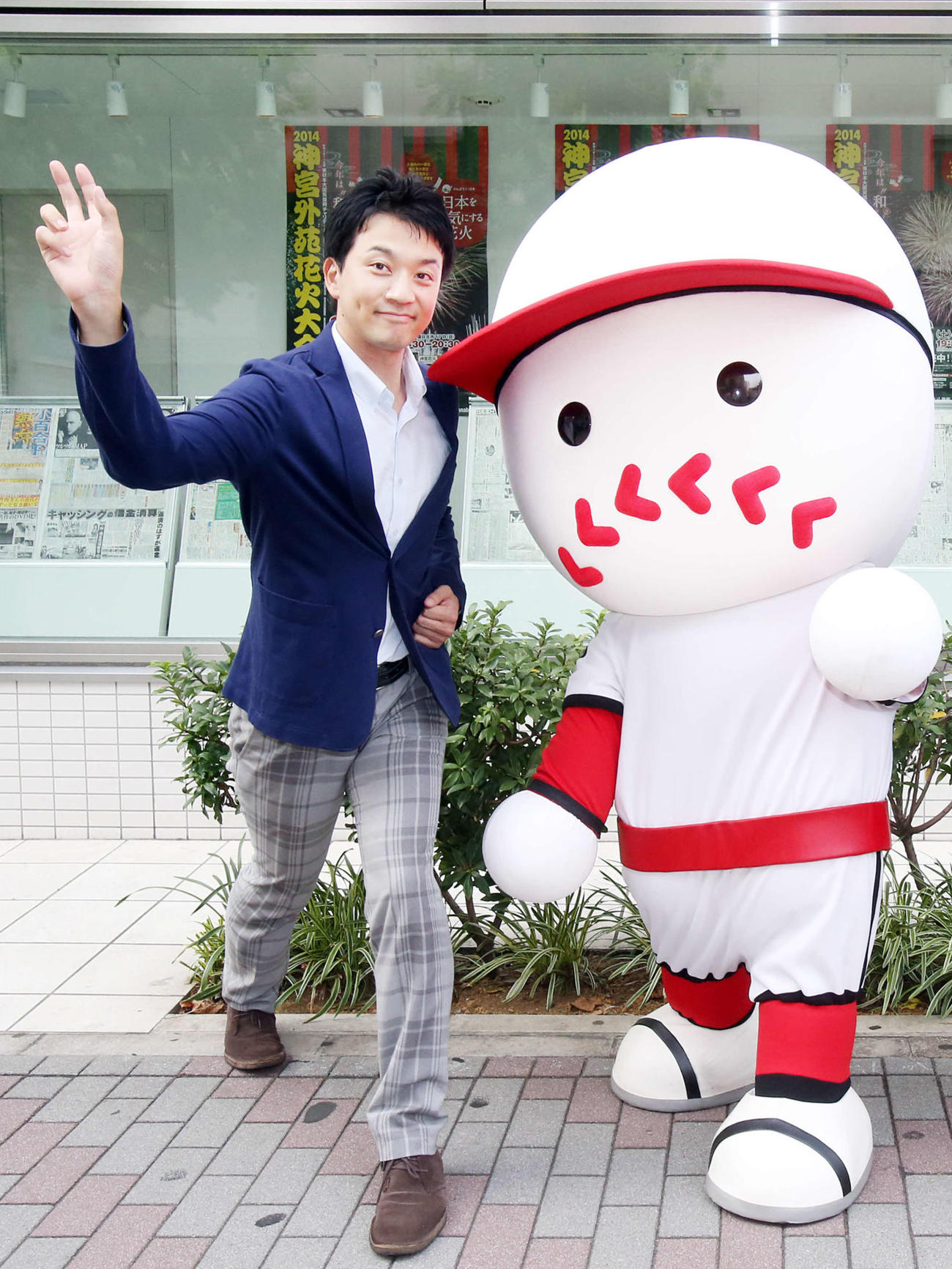 「熱闘甲子園」PRで投球ポーズをする三上大樹アナウンサー（左）（14年7月撮影）