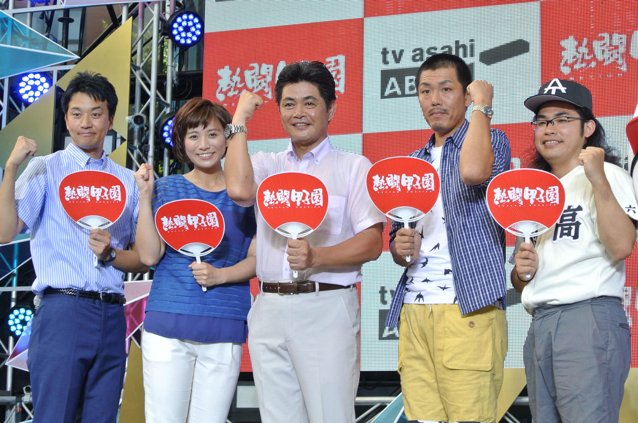 熱闘甲子園のイベントに参加した、左から三上大樹アナ、山本雪乃アナ、工藤公康氏、トータルテンボス藤田、ロッチ中岡（14年8月撮影）