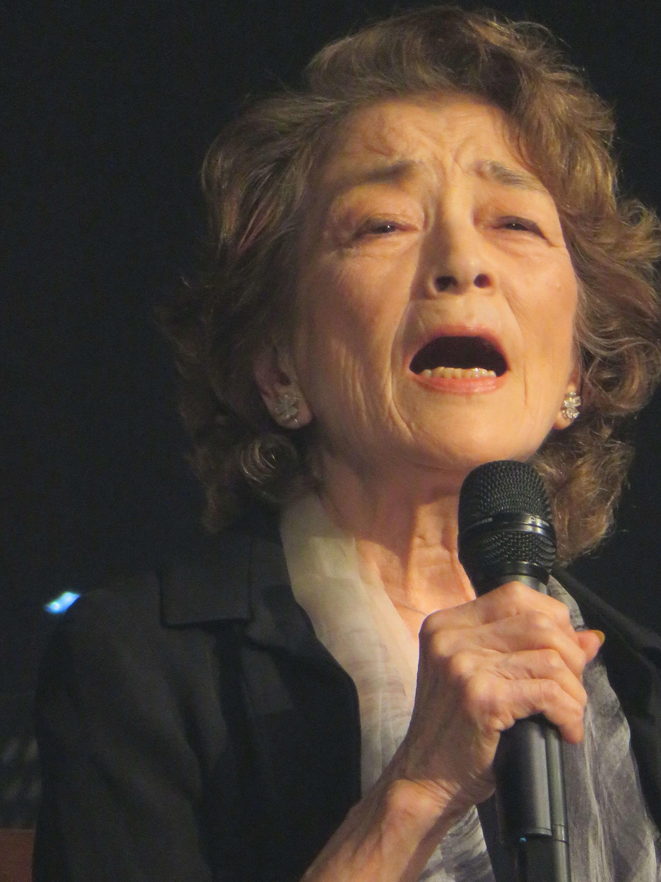 日本歌手協会「第51回歌謡祭」で歌唱する倍賞千恵子