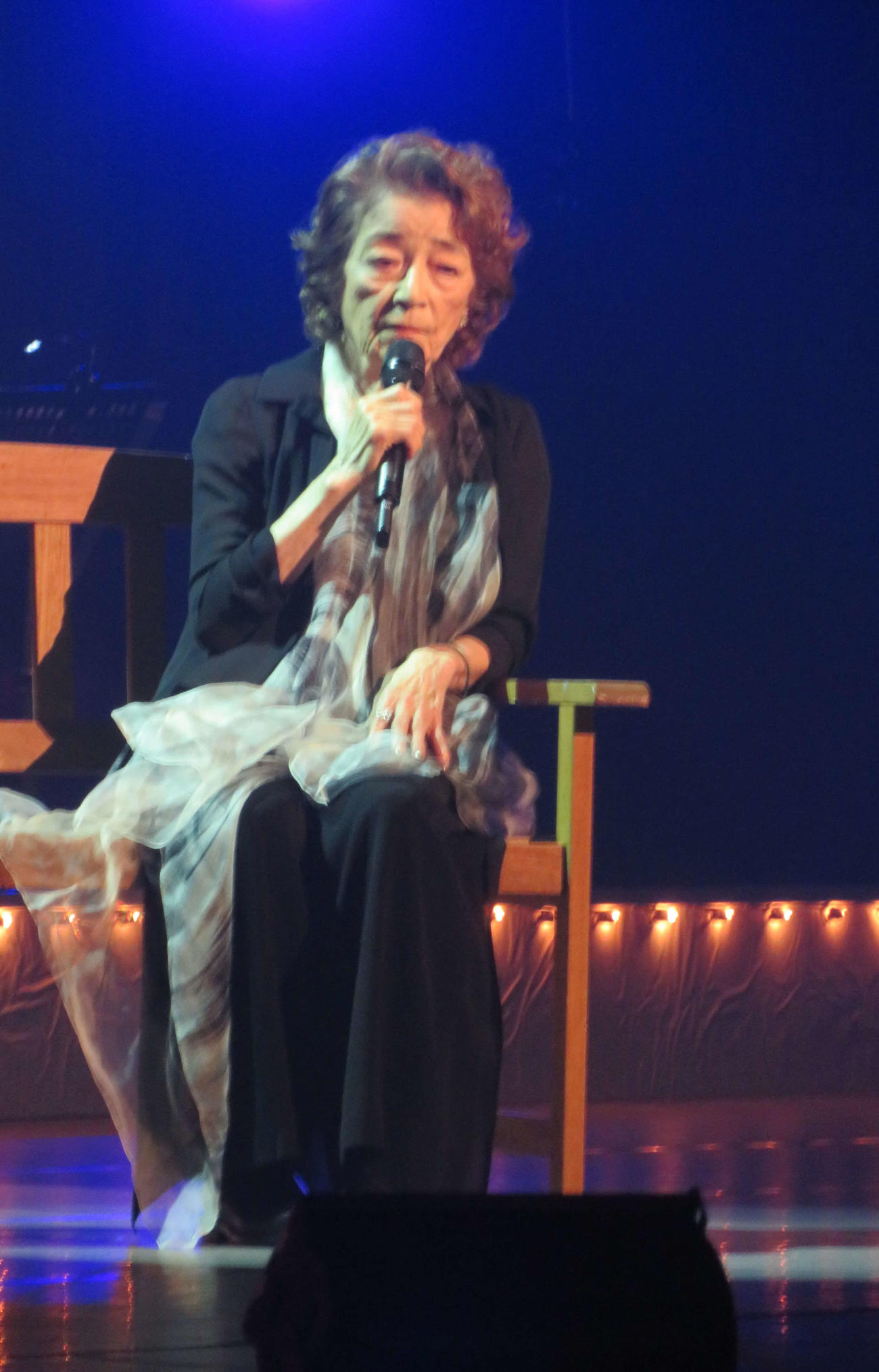 日本歌手協会「第51回歌謡祭」で歌唱する倍賞千恵子