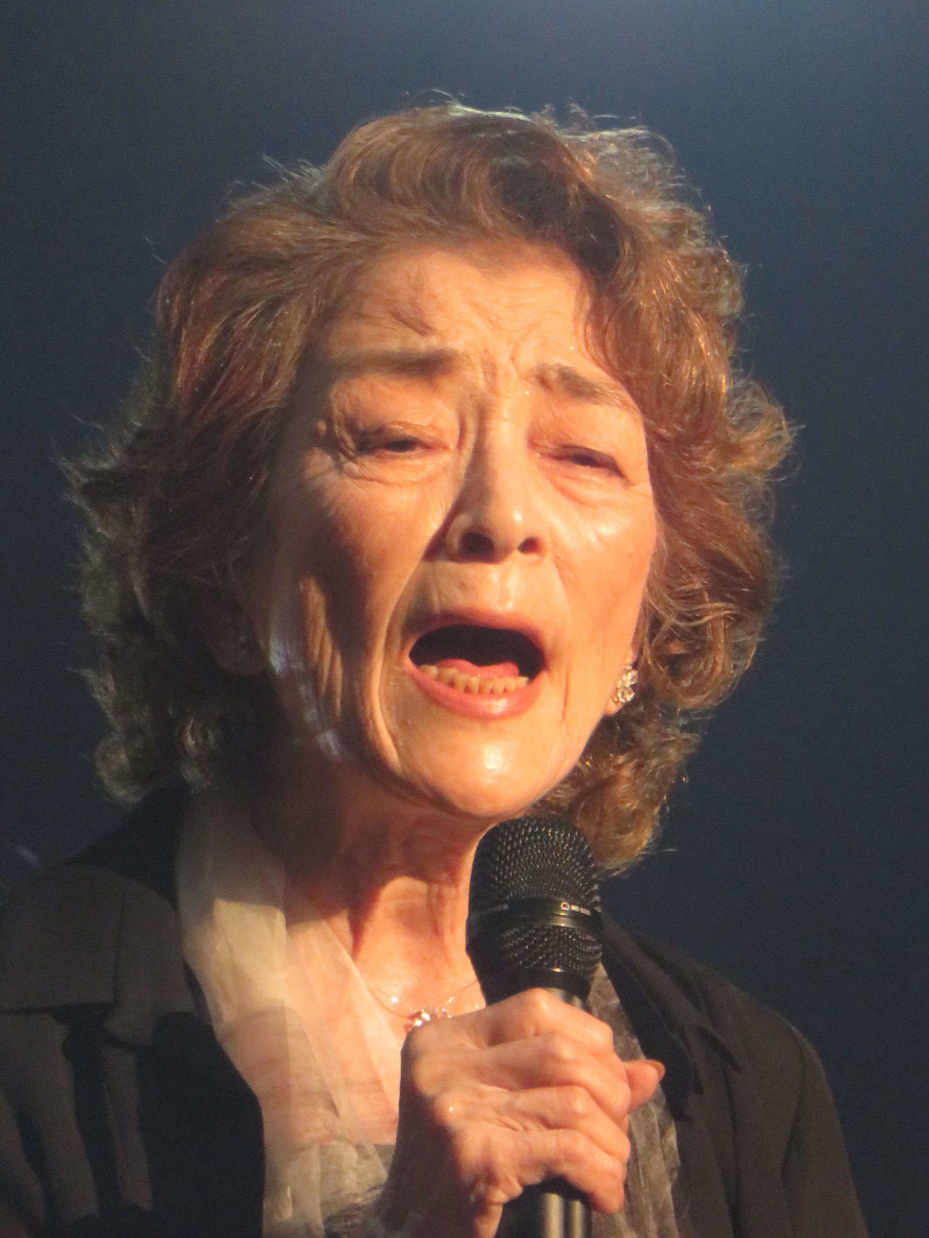 日本歌手協会「第51回歌謡祭」で歌唱する倍賞千恵子