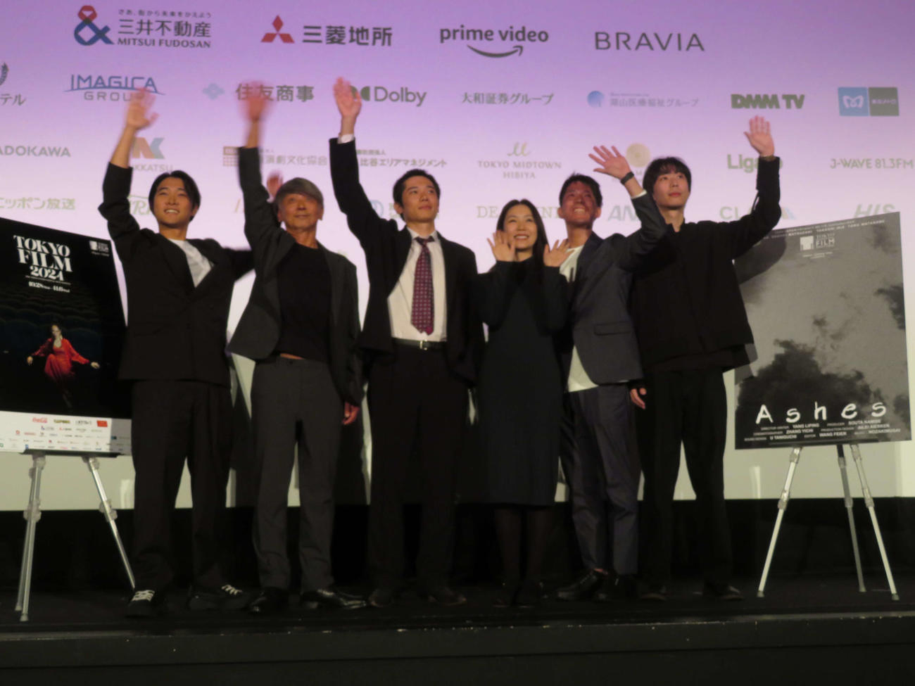 映画「雲ゆくままに」舞台あいさつに登壇した、左から渡辺超、入江崇史、松■翔平、マン・カナ、浪瀬聡太プロデューサー、楊礼平監督（撮影・村上幸将）