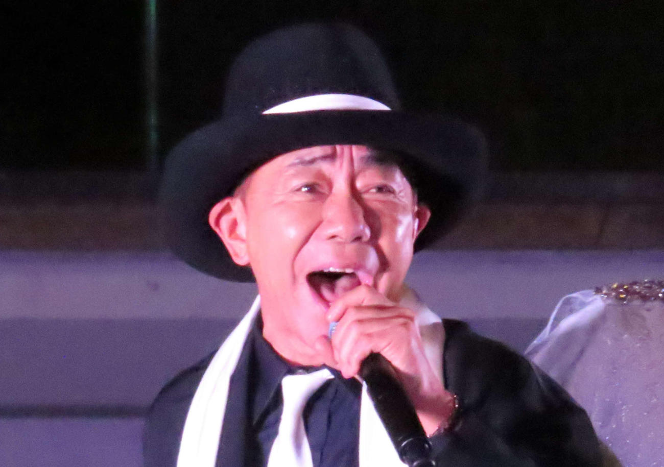 木梨憲武「62歳、ヒップホップ始めました」強雨のミニライブで軽快なラップ披露 - 芸能写真ニュース : 日刊スポーツ