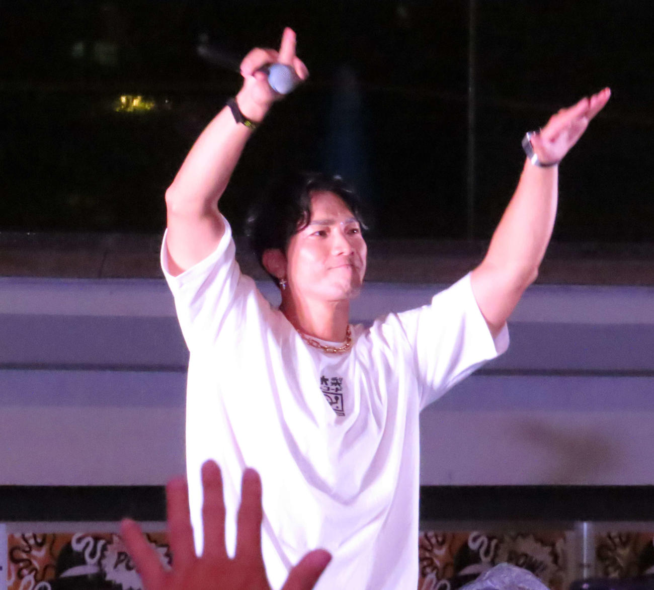木梨憲武「62歳、ヒップホップ始めました」強雨のミニライブで軽快なラップ披露 - 芸能写真ニュース : 日刊スポーツ