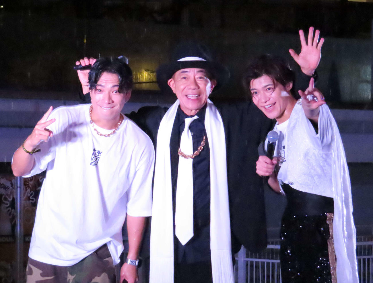 木梨憲武「62歳、ヒップホップ始めました」強雨のミニライブで軽快なラップ披露 - 芸能写真ニュース : 日刊スポーツ