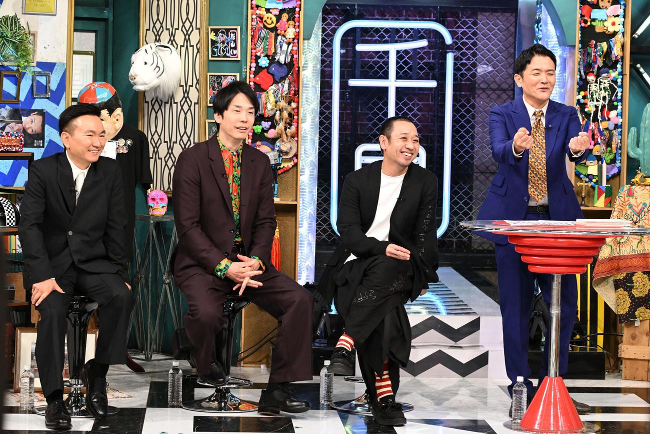 放送開始3周年を迎えた日本テレビ系「千鳥かまいたちアワー」の収録に臨む、左からかまいたちの山内健司、濱家隆一、千鳥の大悟、ノブ