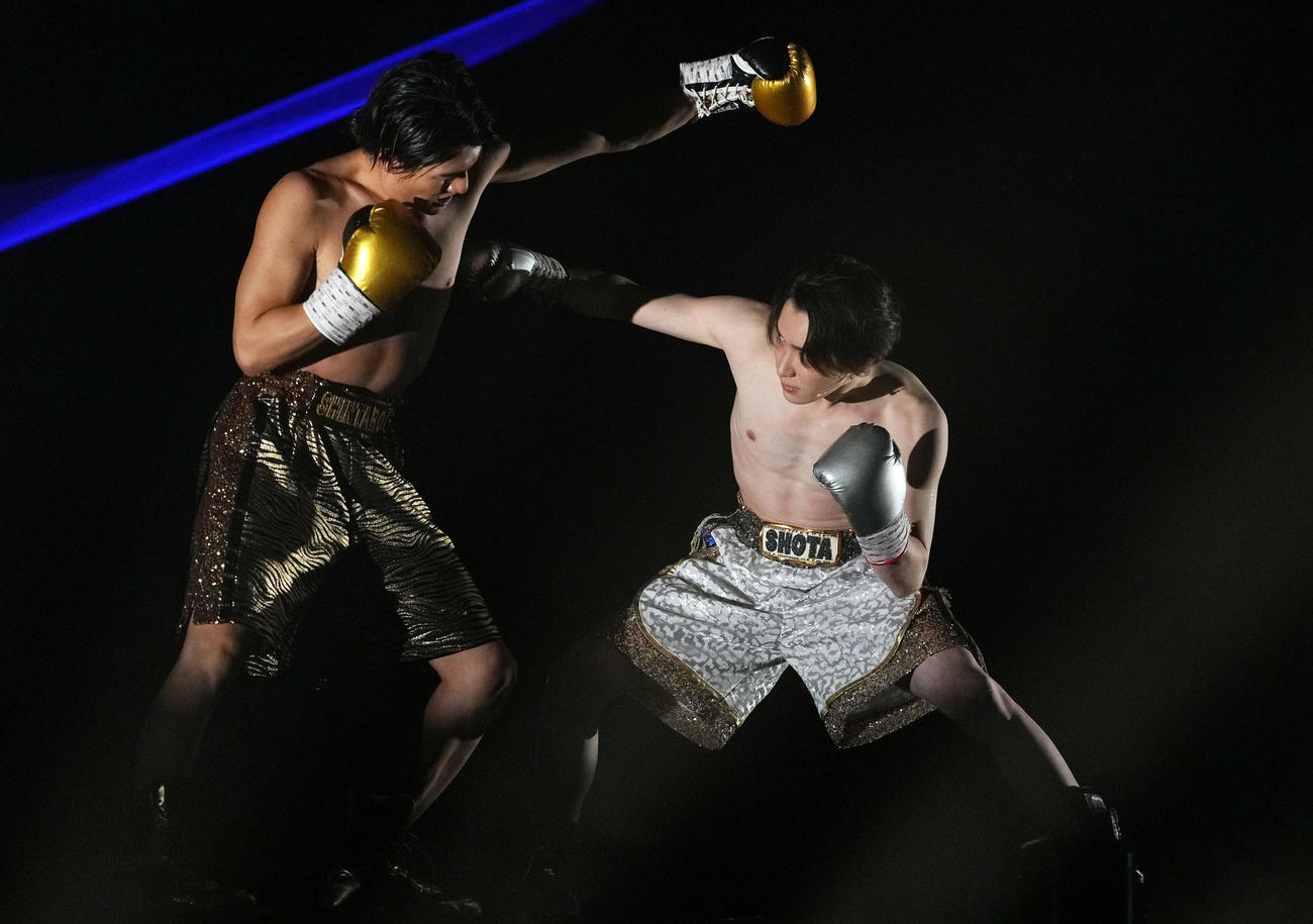 ドリームボーイズ千秋楽で観客を魅了するSnow Manの渡辺翔太（右）とSixTONESの森本慎太郎（撮影・横山健太）