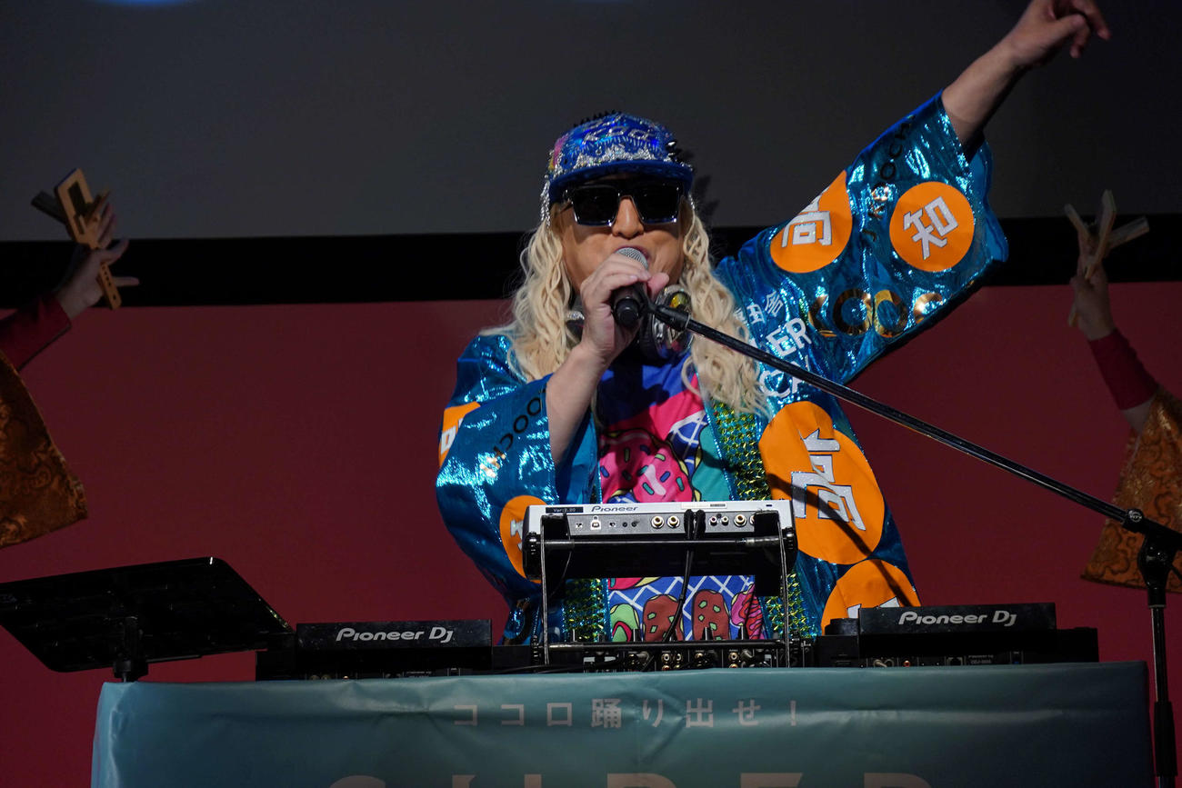 「高知プロモーション動画完成披露発表会」でパフォーマンスを披露したDJ KOO