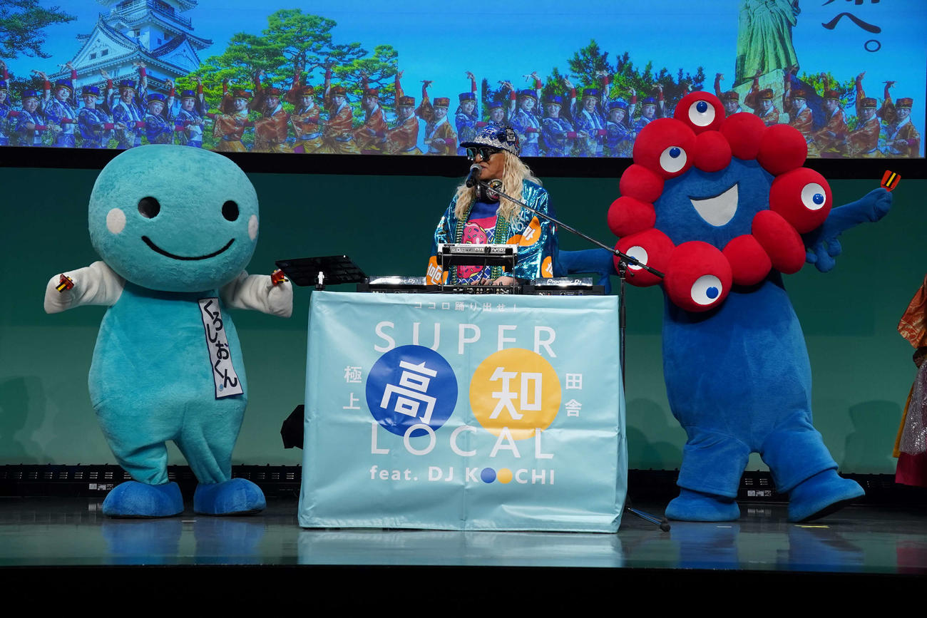 「高知プロモーション動画完成披露発表会」でパフォーマンスを披露した（左から）くろしおくん、DJ KOO、ミャクミャク