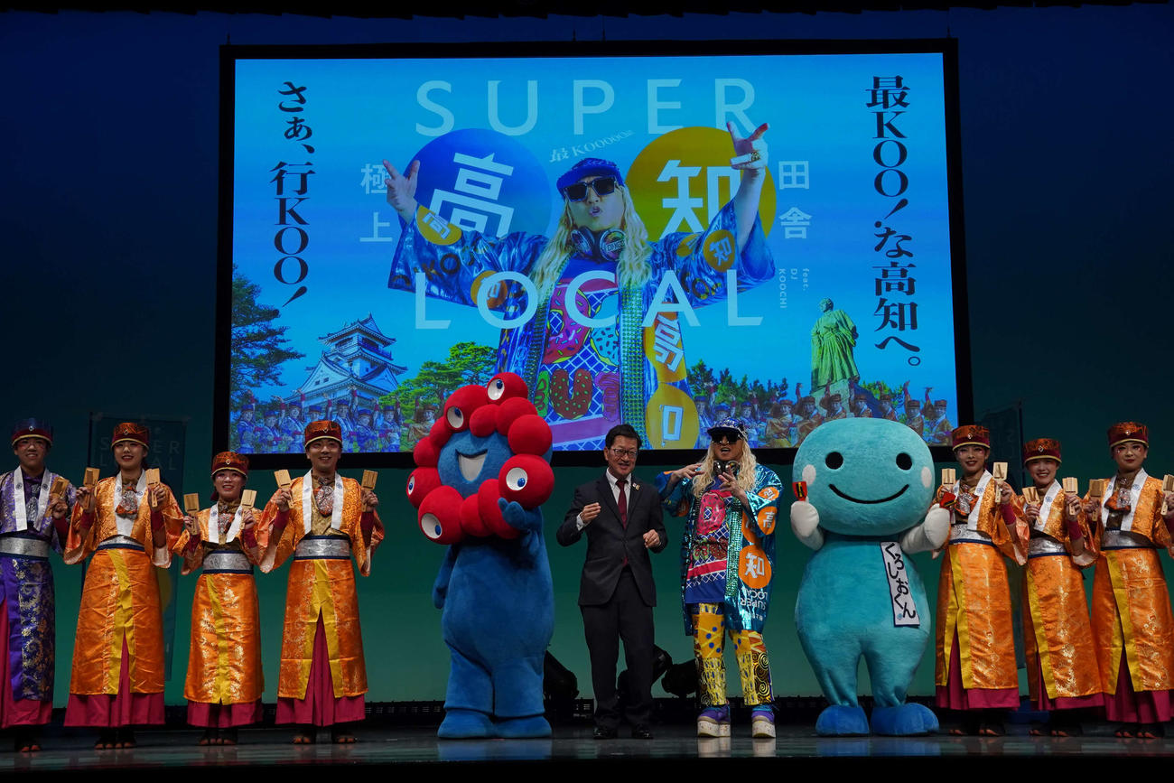 「高知プロモーション動画完成披露発表会」に出席した高知県の■（■はサンズイにウカンムリにマユ毛のマユの目が貝）田省司知事（左から6人目）とDJ KOO（同7人目）