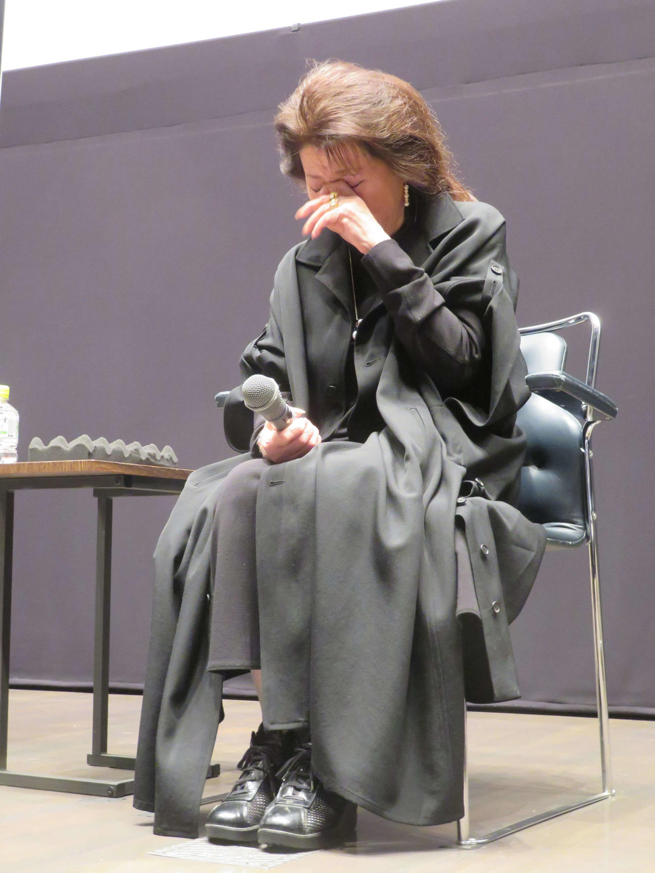 「TIFF／NFAJクラシックス　映画監督　吉田喜重『秋津温泉』トークショー」で、感極まって涙する岡田茉莉子（撮影・村上幸将）