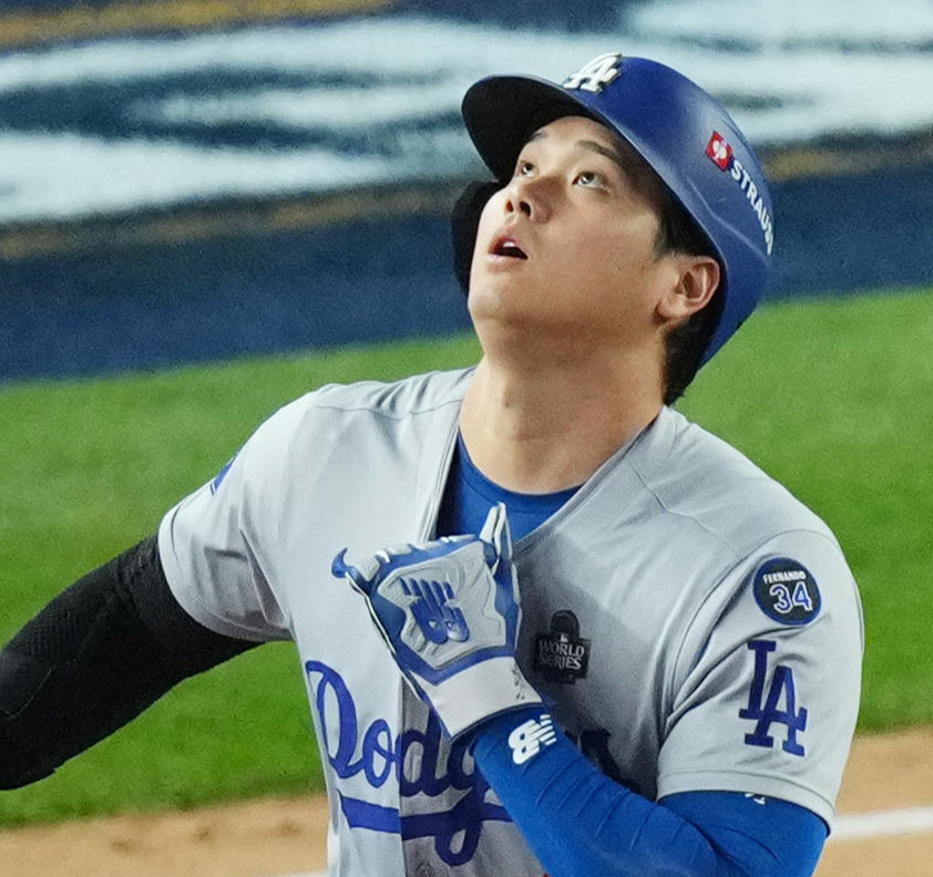 28日、ワールドシリーズ第3戦の1回表ドジャース1死一塁、フリーマンの2点本塁打の打球を見上げる大谷（撮影・菅敏）