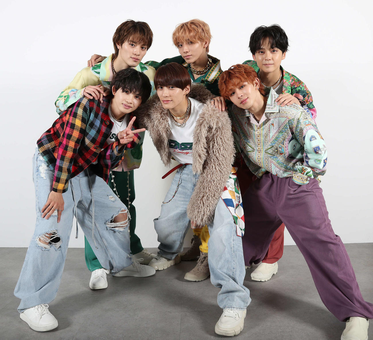 写真に納まるONE N’ONLYの、前列左からNAOYA、TETTA、EIKU。後列左からKENSHIN、HAYATO、REI（撮影・丹羽敏通）