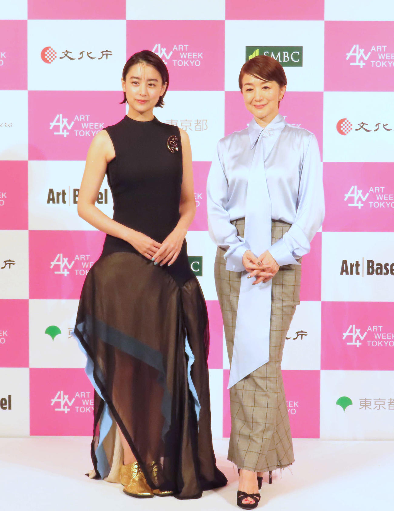 「アートウィーク東京」2024年記者発表会に出席した山本美月（左）と鈴木京香