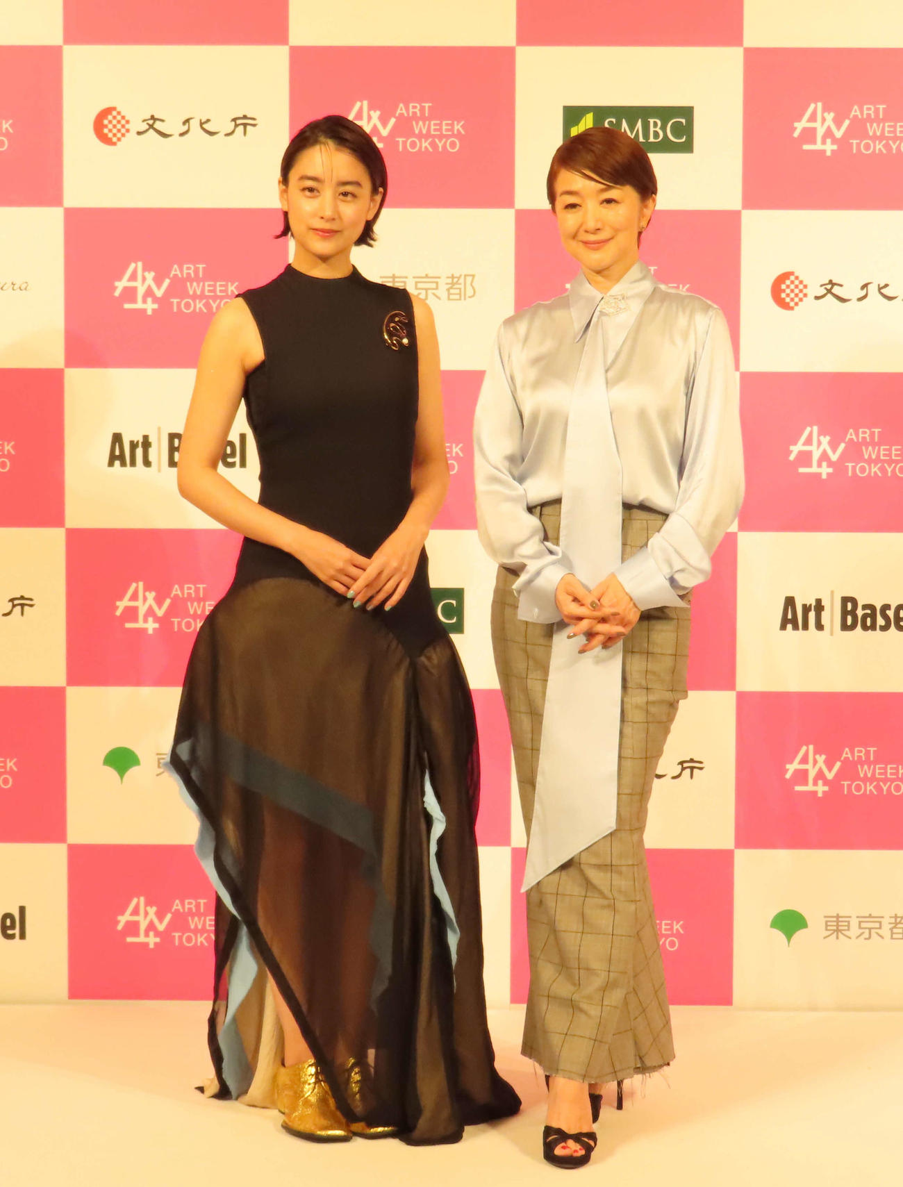 「アートウィーク東京」2024年記者発表会に出席した山本美月（左）と鈴木京香