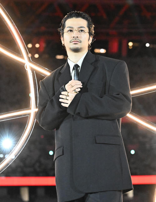綾野剛は黒で統一 人生で大切な価値観「リスペクト。一緒に物作りをし