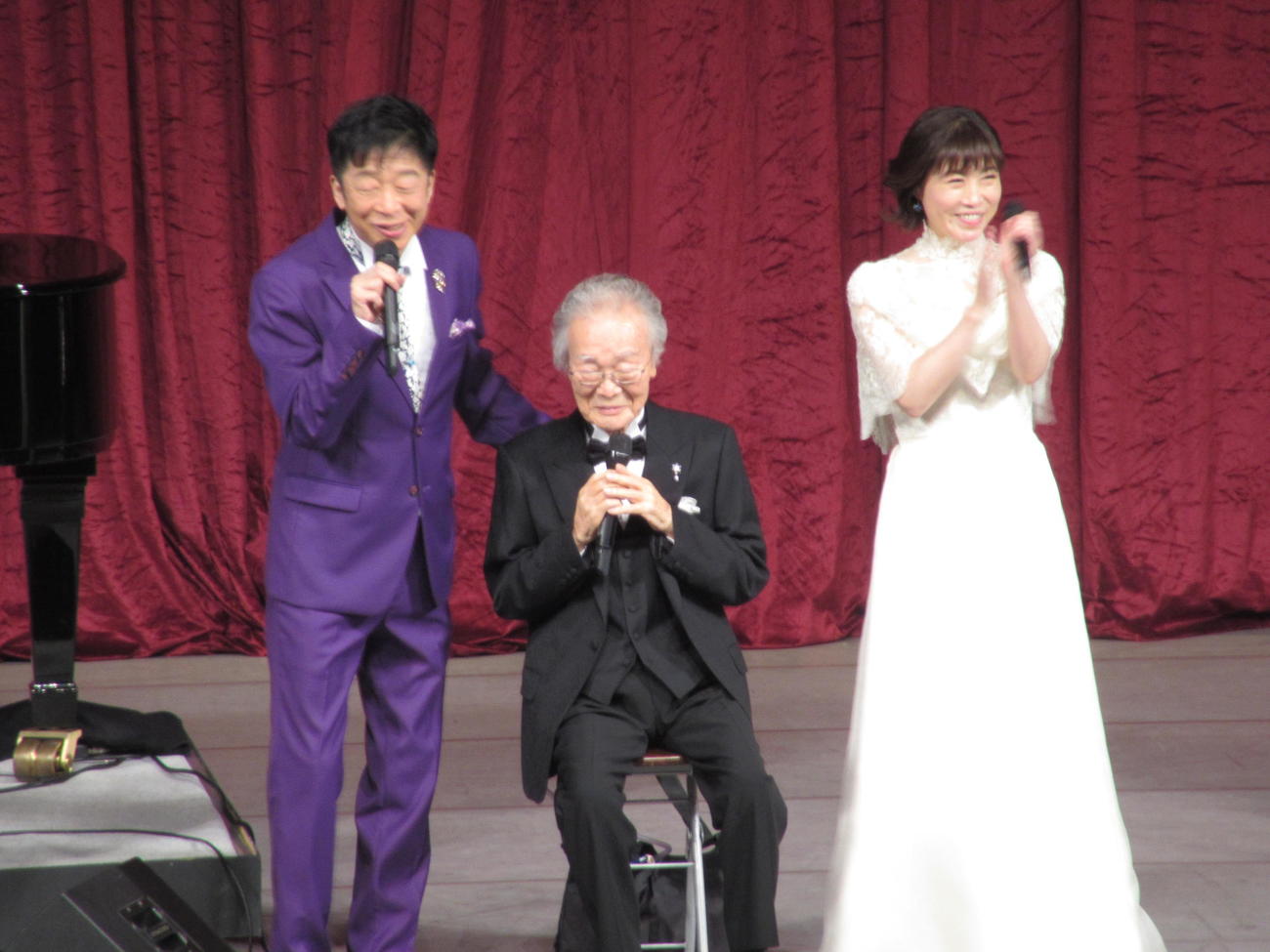熱中症が回復しステージに駆けつけた91歳の菅原洋一（中央）。左は司会の合田道人、右は水森かおり（30日、江戸川区総合文化センター）