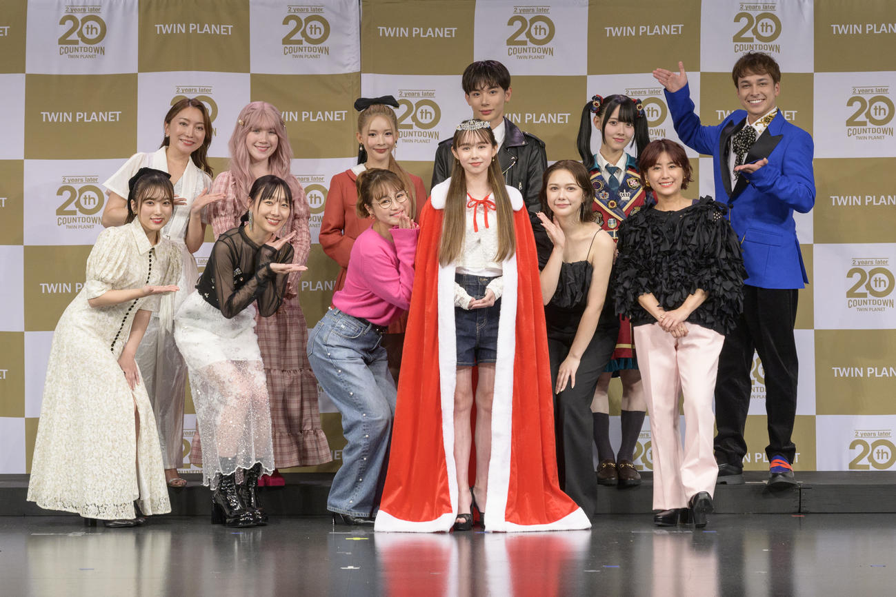 ツインプラネットの全国オーディションでグランプリに輝いた才福亜莉咲さん（前列中央）。前列左から矢吹奈子、須田亜香里、鈴木奈々、1人おいて、村重杏奈、IMARU、後列左から加藤綾菜、おじゃす、ミチ、よしあき、松本ももな、マーティン（林晋介氏撮影）