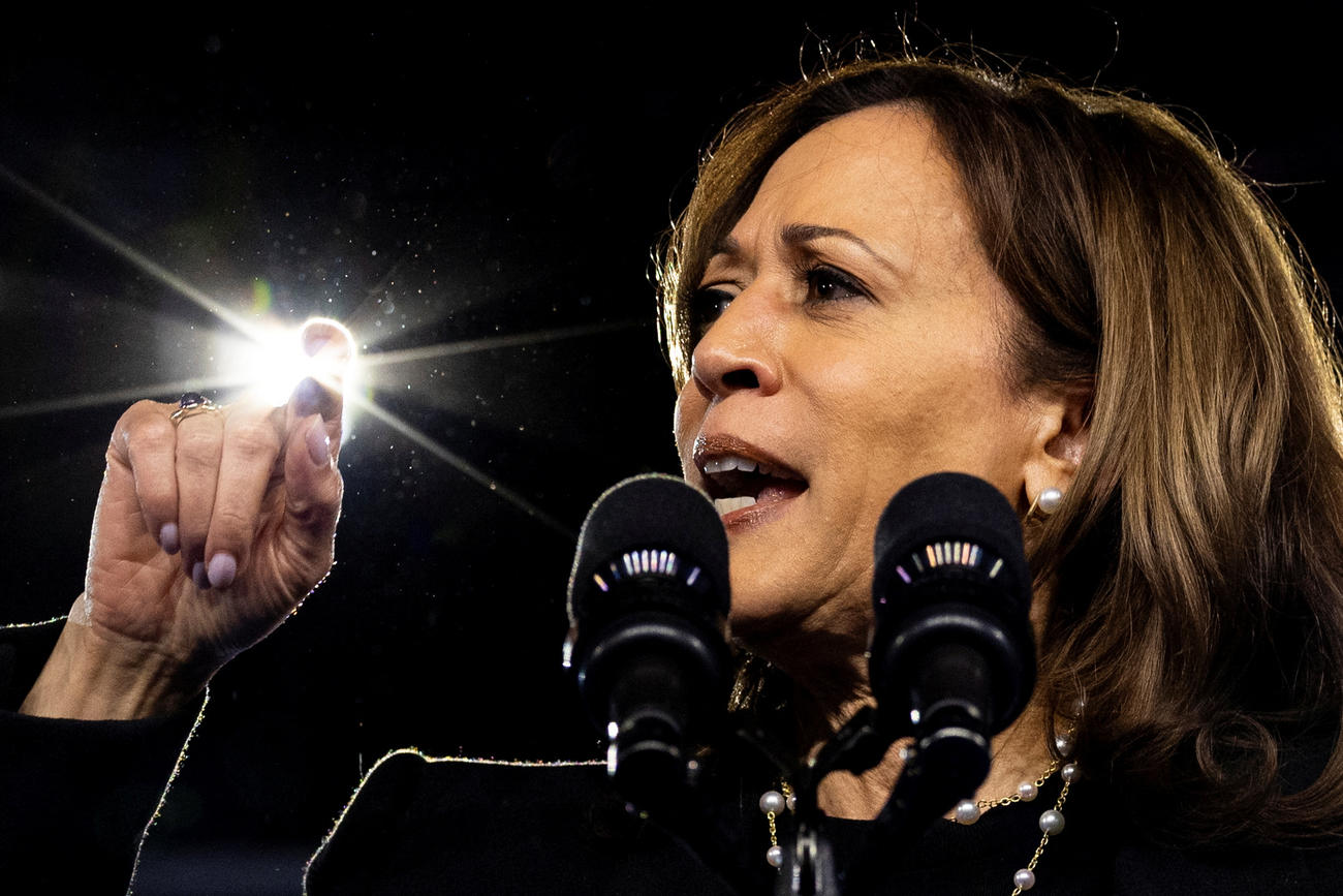 2024年10月30日、米ペンシルベニア州で演説する民主党候補のカマラ・ハリス副大統領（ロイター）