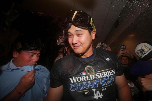 フジ佐久間みなみアナびしょぬれ！「大谷翔平世界一」シャンパン