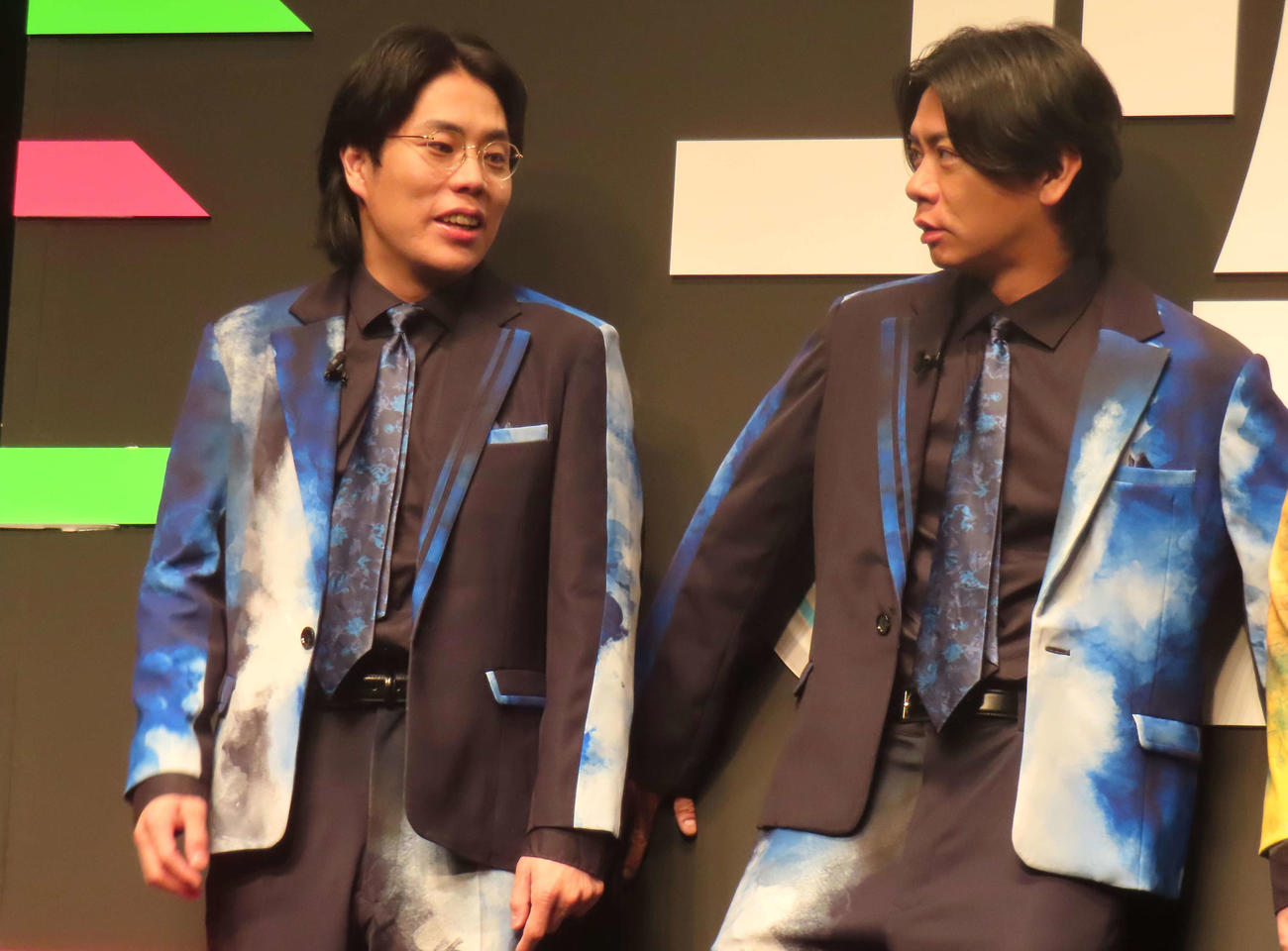 「最強新コンビ決定戦　THEゴールデンコンビ」配信記念イベントに登壇した高比良くるま（左）と野田クリスタル