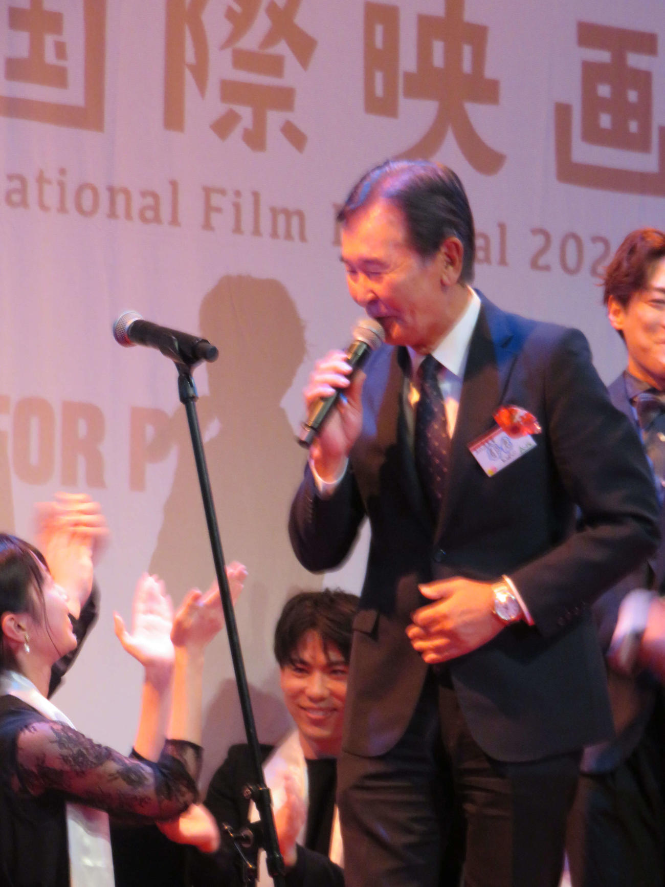 「キネコ交際映画祭」のオープニングセレモニーで、音楽にのってピンク・レディー風？　の振付を披露する都倉俊一文化庁長官